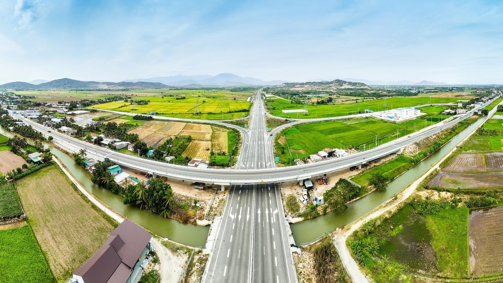 Cao tốc Cam Lâm - Vĩnh Hảo do Đèo Cả triển khai là điểm sáng PPP khi cơ cấu vốn sáng tạo giúp tiết giảm khoảng 1.000 tỷ đồng ngân sách