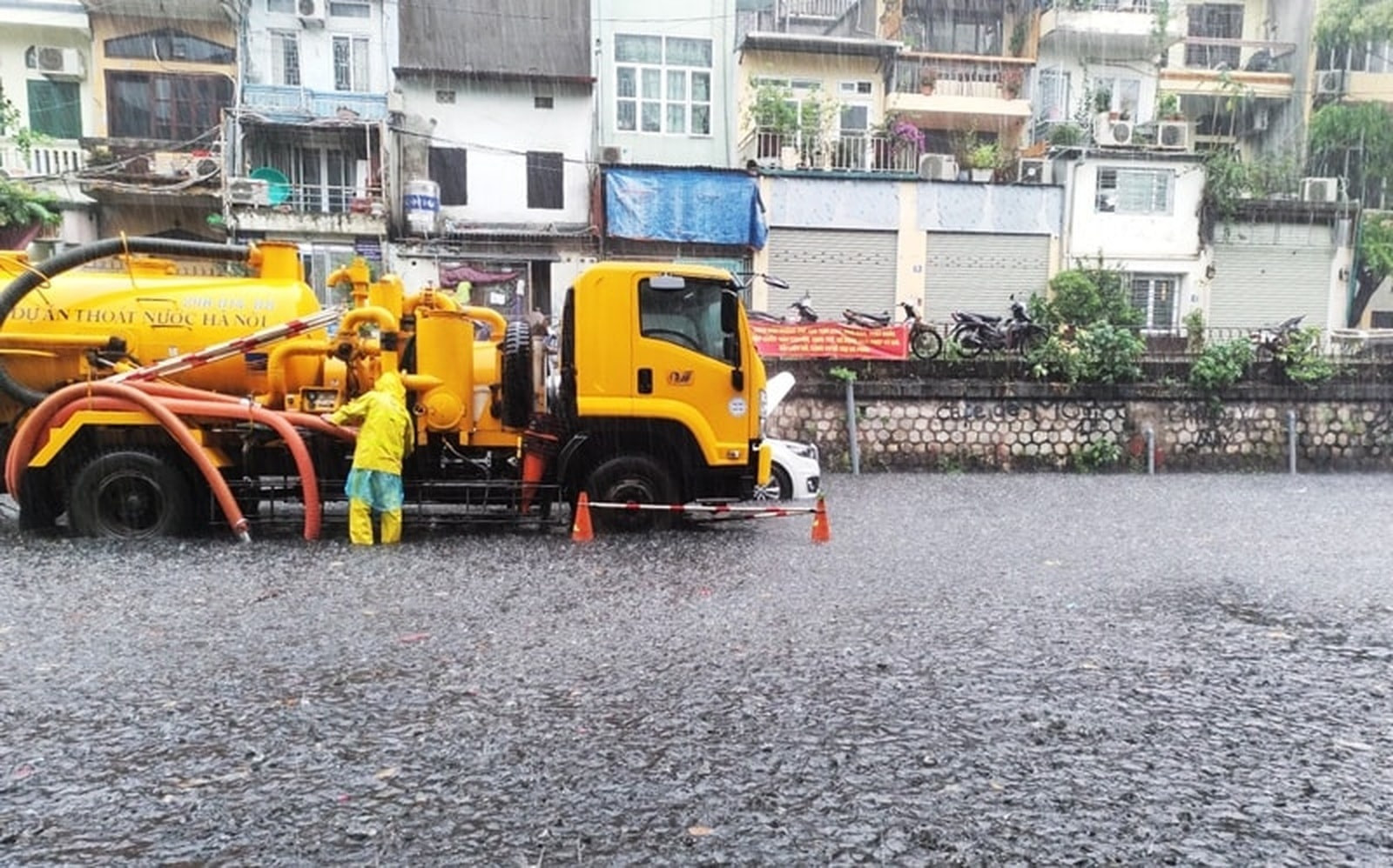 TP. Hà Nội sẽ xây dựng trung tâm giám sát thoát nước thông minh, hệ thống cảnh báo sớm ngập úng cho người dân. Nguồn ảnh: Internet TP. Hà Nội sẽ xây dựng trung tâm giám sát thoát nước thông minh, hệ thống cảnh báo sớm ngập úng cho người dân. Nguồn ảnh: Internet