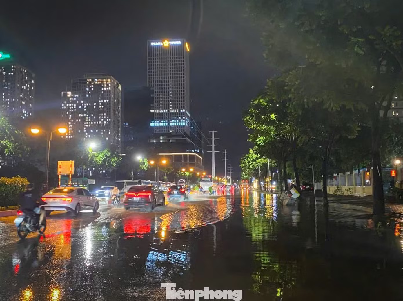 Ngập úng trên đường Châu Văn Liêm sau cơn mưa tối 28/5 Hà Nội không cho phép nâng nền cao hơn cốt đường để chống ngập úng - Ảnh 1.