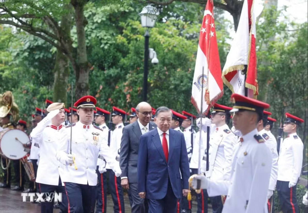 Tổng Bí thư, Chủ tịch nước Tô Lâm và Tổng thống Singapore Tharman Shanmugaratnam duyệt Đội danh dự. (Ảnh: Thống Nhất/TTXVN) Lễ đón trọng thể Tổng Bí thư, Chủ tịch nước Tô Lâm và Phu nhân tại Singapore - Ảnh 2.