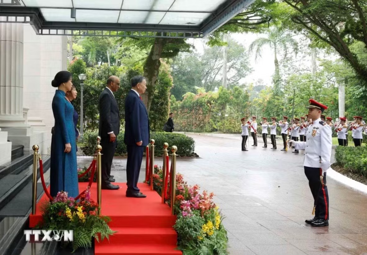 Lễ đón Tổng Bí thư, Chủ tịch nước Tô Lâm và Phu nhân được tổ chức trọng thể tại trụ sở Bộ Ngoại giao ở thủ đô Singapore. (Ảnh: Thống Nhất/TTXVN) Lễ đón trọng thể Tổng Bí thư, Chủ tịch nước Tô Lâm và Phu nhân tại Singapore - Ảnh 4.
