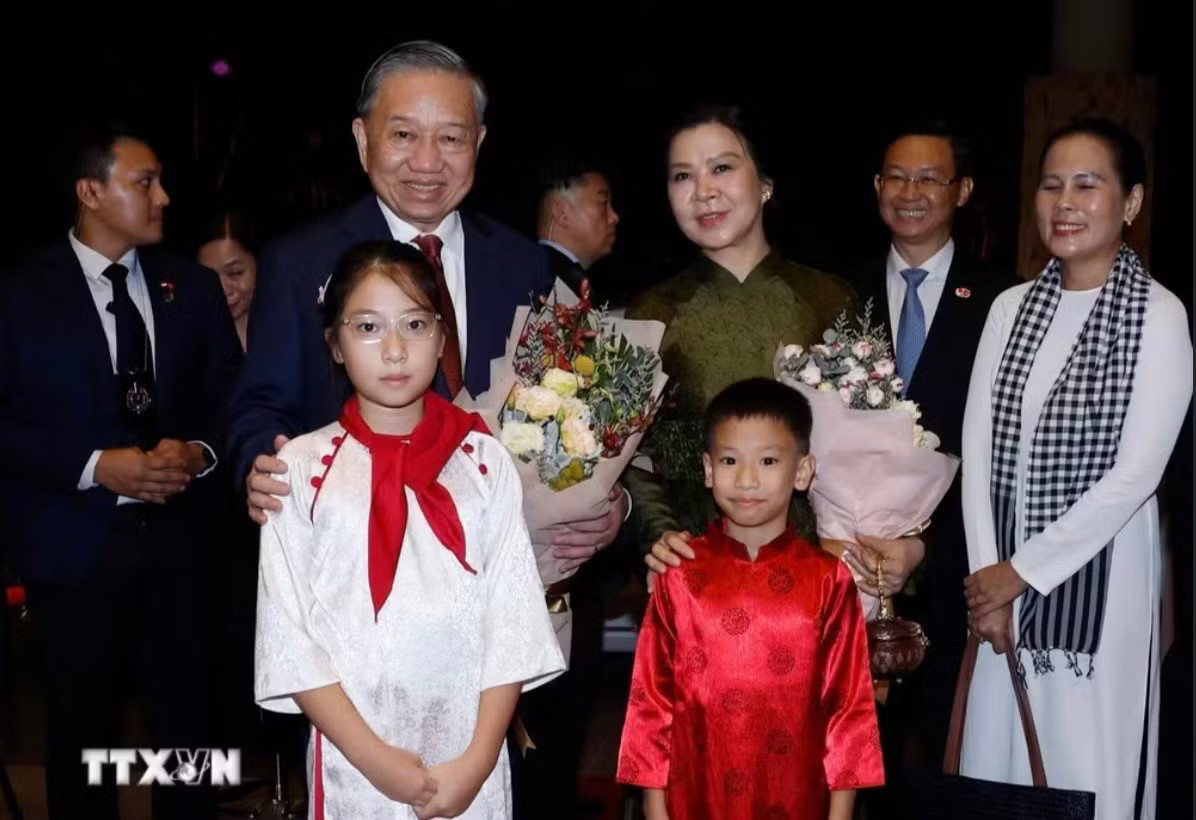 Lễ đón Tổng Bí thư, Chủ tịch nước Tô Lâm tại sân bay Changi. Ảnh: TTXVN Tổng Bí thư, Chủ tịch nước Tô Lâm bắt đầu chuyến thăm cấp Nhà nước tới Singapore - Ảnh 2.