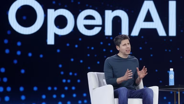 CEO OpenAI, ông Sam Altman, phát biểu tại Hội nghị thượng đỉnh Snowflake 2025 ở California, Mỹ ngày 2/6/2026. Ảnh: Getty Images. Cựu kỹ sư Google tố Chính phủ Mỹ ‘bảo kê’ các cartel chuyên đánh cắp dữ liệu rồi bán cho chính nạn nhân - Ảnh 2.