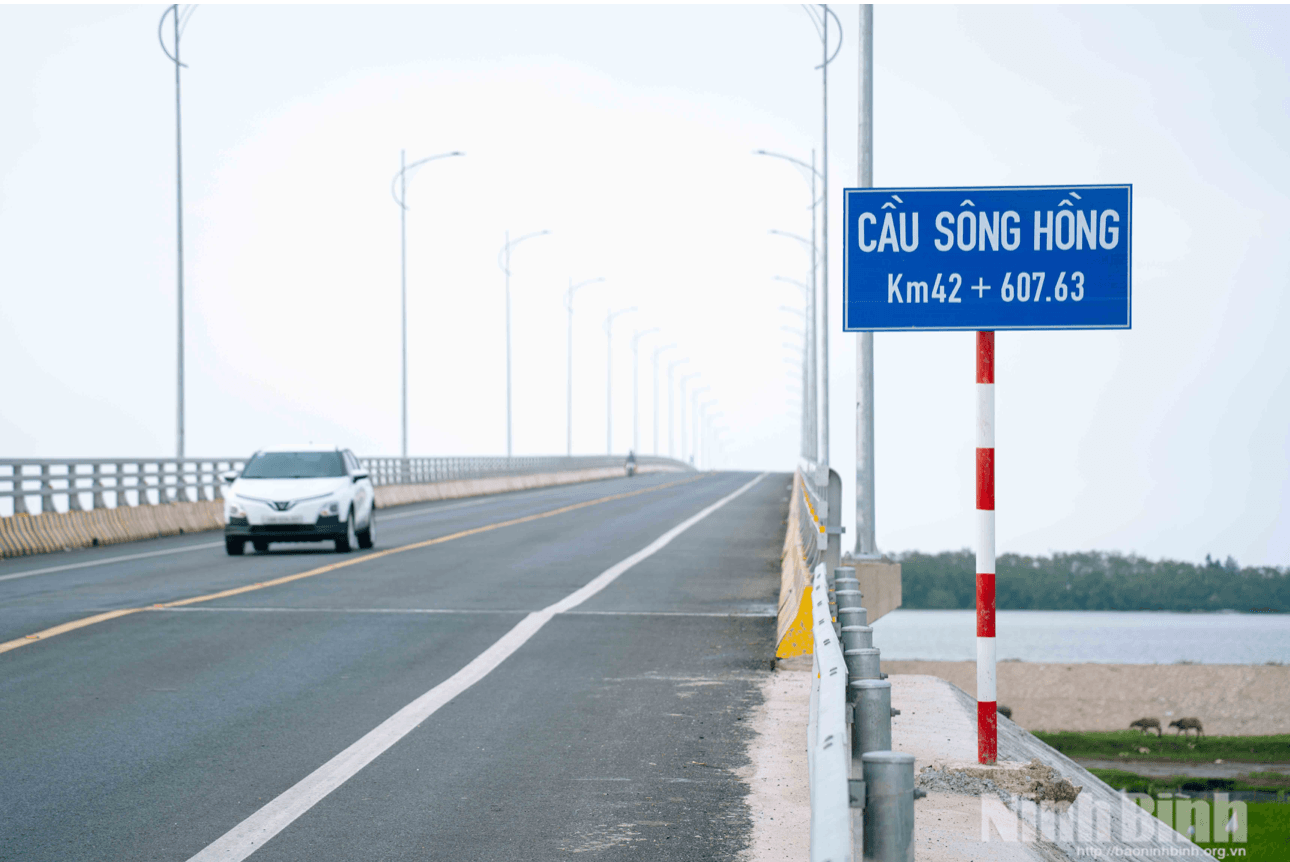 Cầu vượt sông gần 1.000 tỷ nối 2 tỉnh miền Bắc, kết thúc hơn 200 năm di chuyển bằng đò của người dân bên sông Hồng- Ảnh 1. Cầu vượt sông gần 1.000 tỷ nối 2 tỉnh miền Bắc, kết thúc hơn 200 năm di chuyển bằng đò của người dân bên sông Hồng- Ảnh 1.