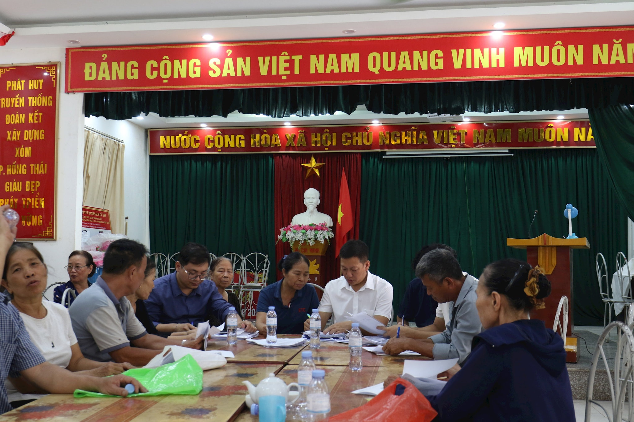 Hình ảnh tại buổi làm việc của xã Hồng Vân (TP. Hà Nội). Nguồn ảnh: Hanoimoi.vn Hình ảnh tại buổi làm việc của xã Hồng Vân (TP. Hà Nội). Nguồn ảnh: Hanoimoi.vn