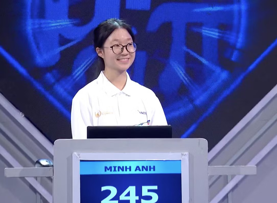 Minh Anh đã giành chiến thắng với điểm số 245. Nữ sinh Vinschool sở hữu điểm SAT top đầu thế giới, ngược dòng giành vòng nguyệt quế Olympia - Ảnh 4.