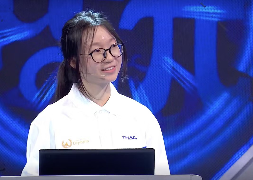 Nữ sinh Vinschool Lương Minh Anh tại trận thi tuần đầu tiên tháng 2 quý III Olympia 26. Nữ sinh Vinschool sở hữu điểm SAT top đầu thế giới, ngược dòng giành vòng nguyệt quế Olympia - Ảnh 1.