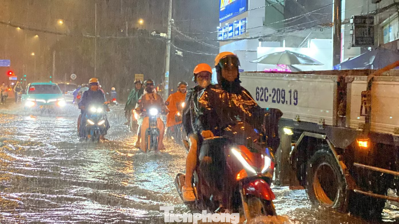 Mưa lớn kéo dài gây ngập nhiều tuyến đường tại TPHCM vào tối 30/5. Ảnh: Hữu Huy TPHCM đón đợt mưa lớn liên tục trong hai ngày, tổng lượng mưa có nơi trên 150mm - Ảnh 1.