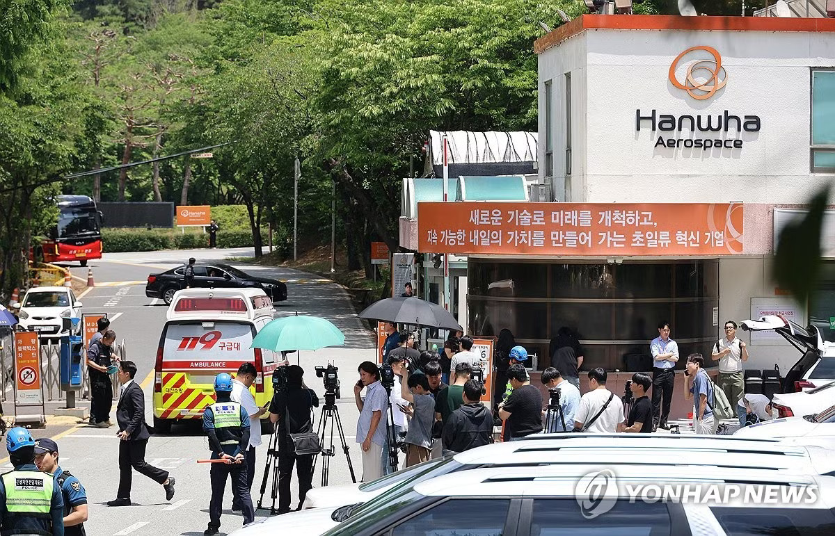 Bên ngoài nhà máy nơi xảy ra vụ cháy. (Ảnh: Yonhap) Hàn Quốc: Nổ lớn tại nhà máy động cơ tên lửa, nhiều người thương vong - Ảnh 1.