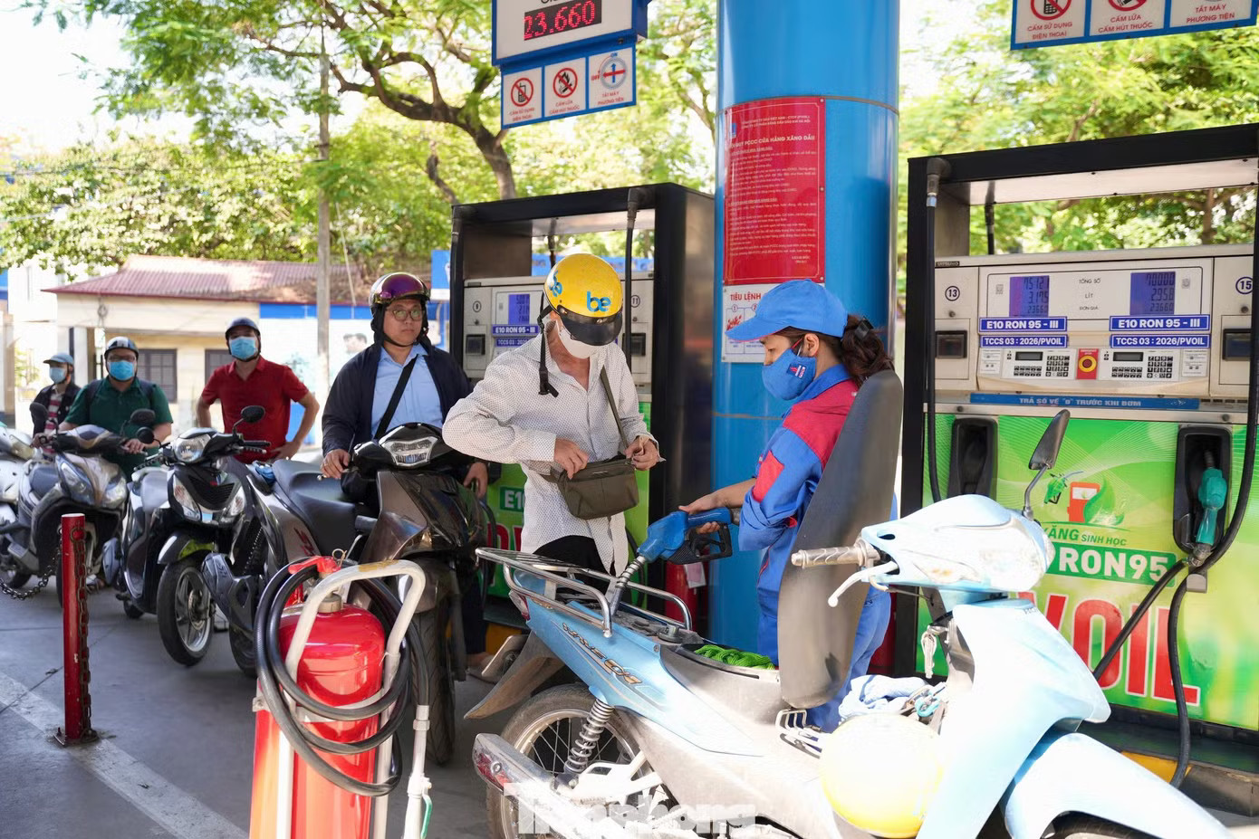 Hà Nội: Dòng người xếp hàng đổ xăng E10 - Ảnh 3.