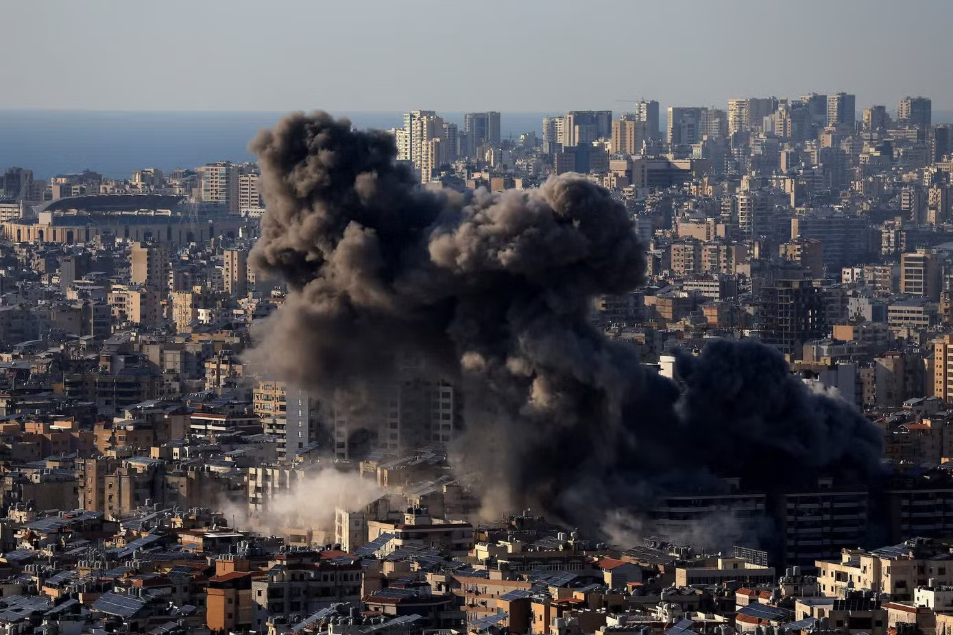 Một cuộc tấn công vào Beirut (Li-băng). (Ảnh: Reuters) Iran đình chỉ đàm phán với Mỹ - Ảnh 1.