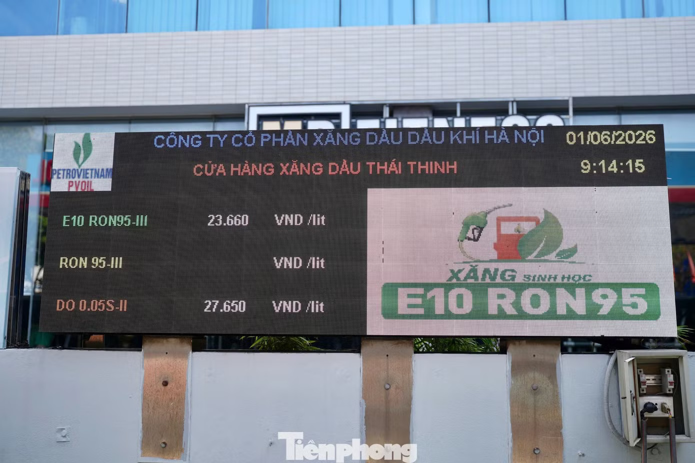 Hà Nội: Dòng người xếp hàng đổ xăng E10 - Ảnh 10.