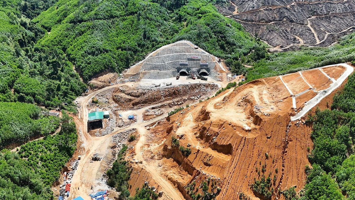 Chưa đầy 3 tháng nữa, cao tốc kết nối ‘rừng - biển’ 22.000 tỷ có hầm xuyên núi và cầu vượt phải thông xe- Ảnh 2. Chưa đầy 3 tháng nữa, cao tốc kết nối ‘rừng - biển’ 22.000 tỷ có hầm xuyên núi và cầu vượt phải thông xe- Ảnh 2.