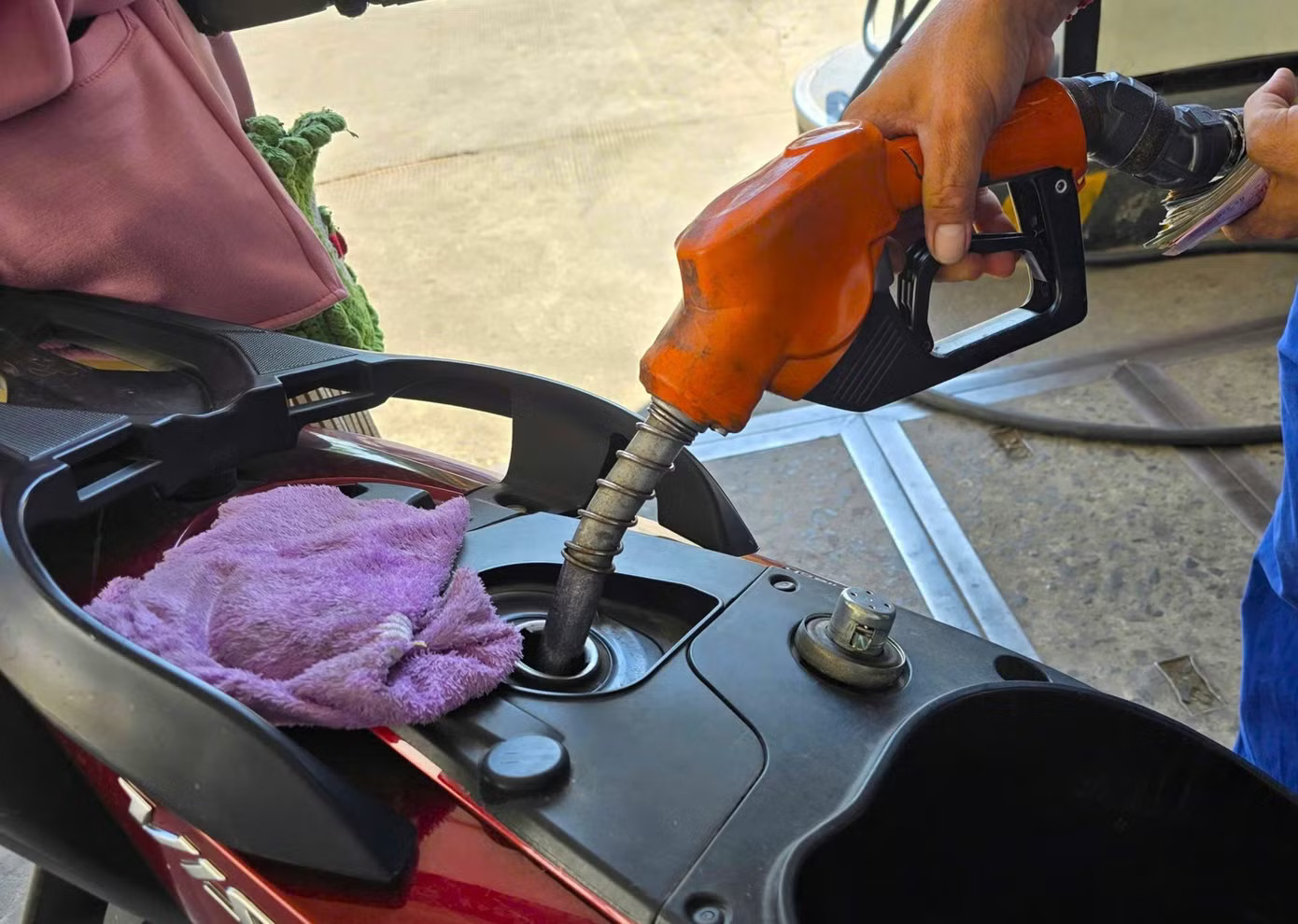 Từ 1/6, toàn quốc chỉ còn bán xăng sinh học, dừng bán xăng khoáng A95. Xăng E10: Xử lý cửa hàng bán sai chủng loại - Ảnh 1.