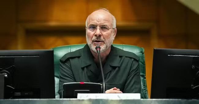 Chủ tịch Quốc hội Iran - Mohammad Bagher Ghalibaf. (Ảnh: Reuters) Cáo buộc Mỹ 'đổ thêm dầu vào lửa', Iran khẳng định có quyền trả đũa - Ảnh 1.