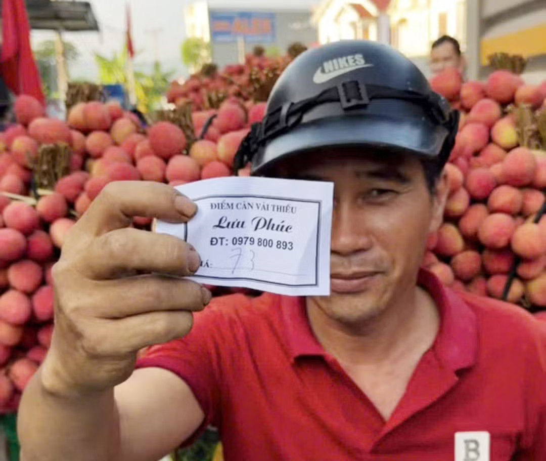 Một điểm cân ở phường Phượng Sơn thu mua sọt vải thiều với giá 73.000 đồng/kg. Chưa từng có: 300.000 đồng/kg vải thiều tại vườn - Ảnh 3.