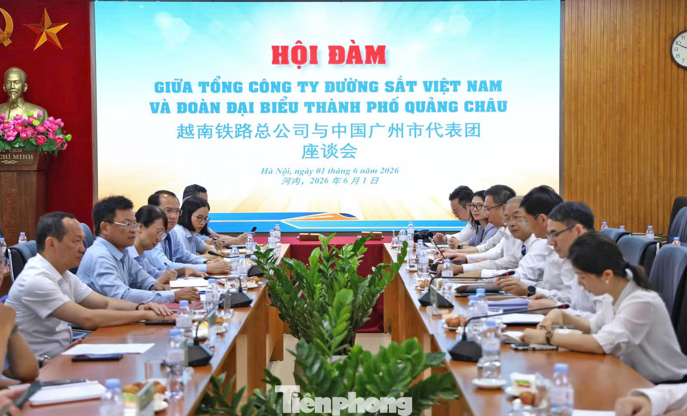 Lễ ký kết thỏa thuận hợp tác giữa VNR và Tập đoàn Metro Quảng Châu. Ảnh: Lộc Liên. Lộ diện doanh nghiệp chào giá gói thầu vận hành đường sắt ở Phú Quốc - Ảnh 1.