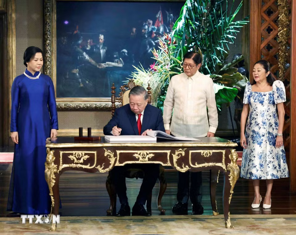 Lễ đón Tổng Bí thư, Chủ tịch nước Tô Lâm và Phu nhân thăm cấp Nhà nước tới Philippines- Ảnh 8. Lễ đón Tổng Bí thư, Chủ tịch nước Tô Lâm và Phu nhân thăm cấp Nhà nước tới Philippines- Ảnh 8.