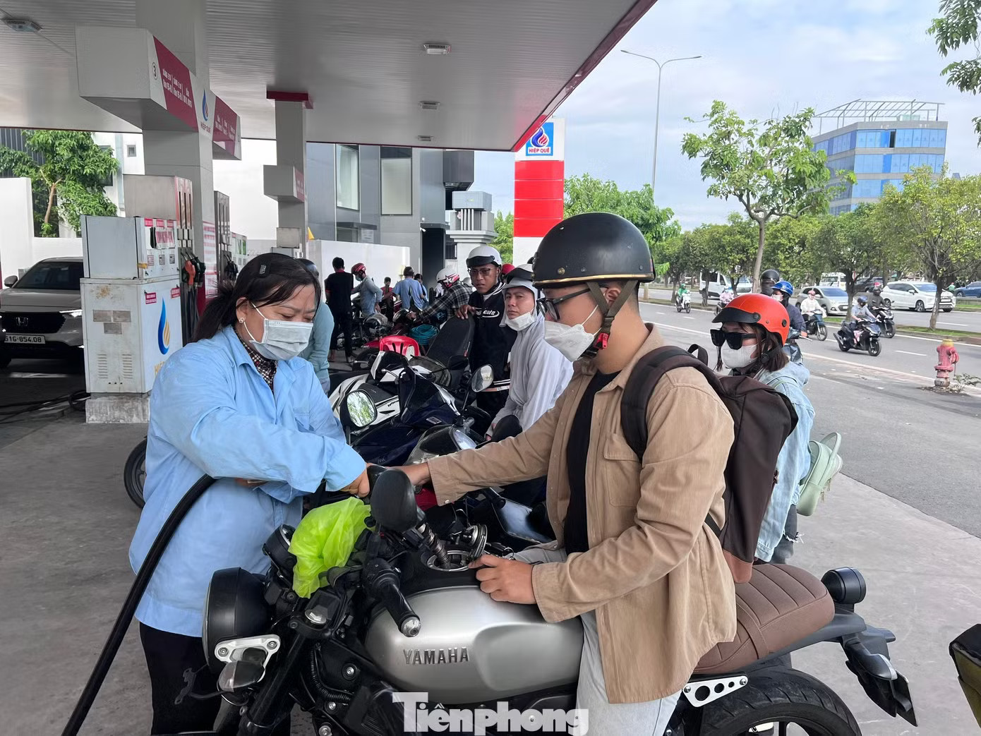 Người dân TPHCM đổ xăng E10. 'Mách nước' tối ưu cho chủ xe dùng xăng E10 - Ảnh 1.