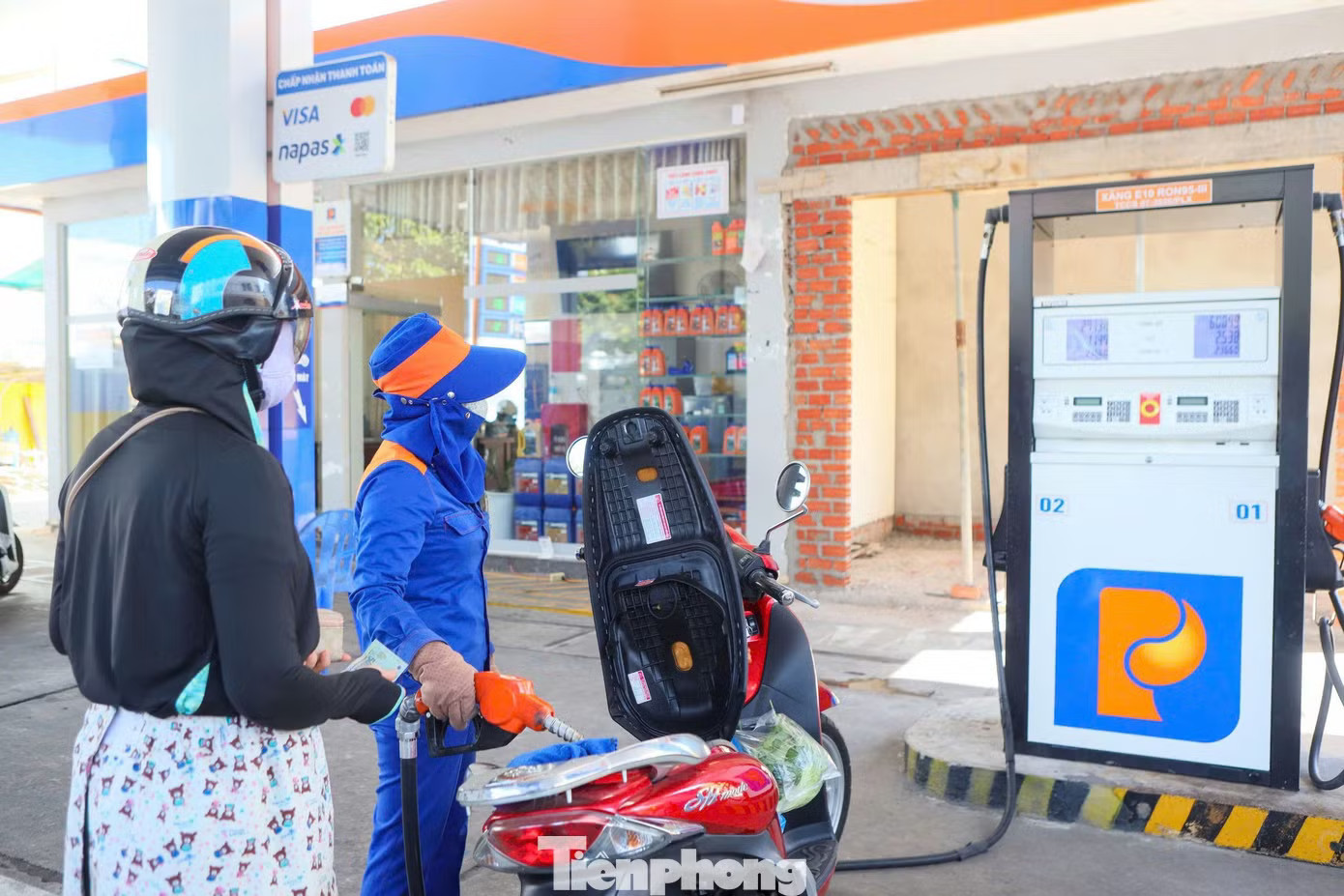 Người dân đến đổ xăng E10. Lý do Quảng Ngãi bán xăng E10 trước cả nước - Ảnh 5.