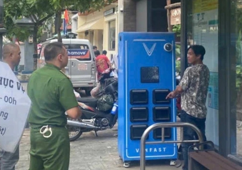 Sau đơn trình báo của lãnh đạo V-GREEN, công an lập tức bắt được đối tượng đập phá hơn 10 tủ đổi pin xe VinFast