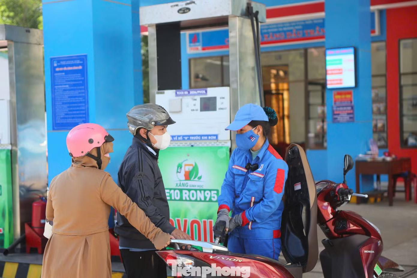 Do triển khai sớm, người dân cũng đã quen với xăng sinh học E10. Lý do Quảng Ngãi bán xăng E10 trước cả nước - Ảnh 2.