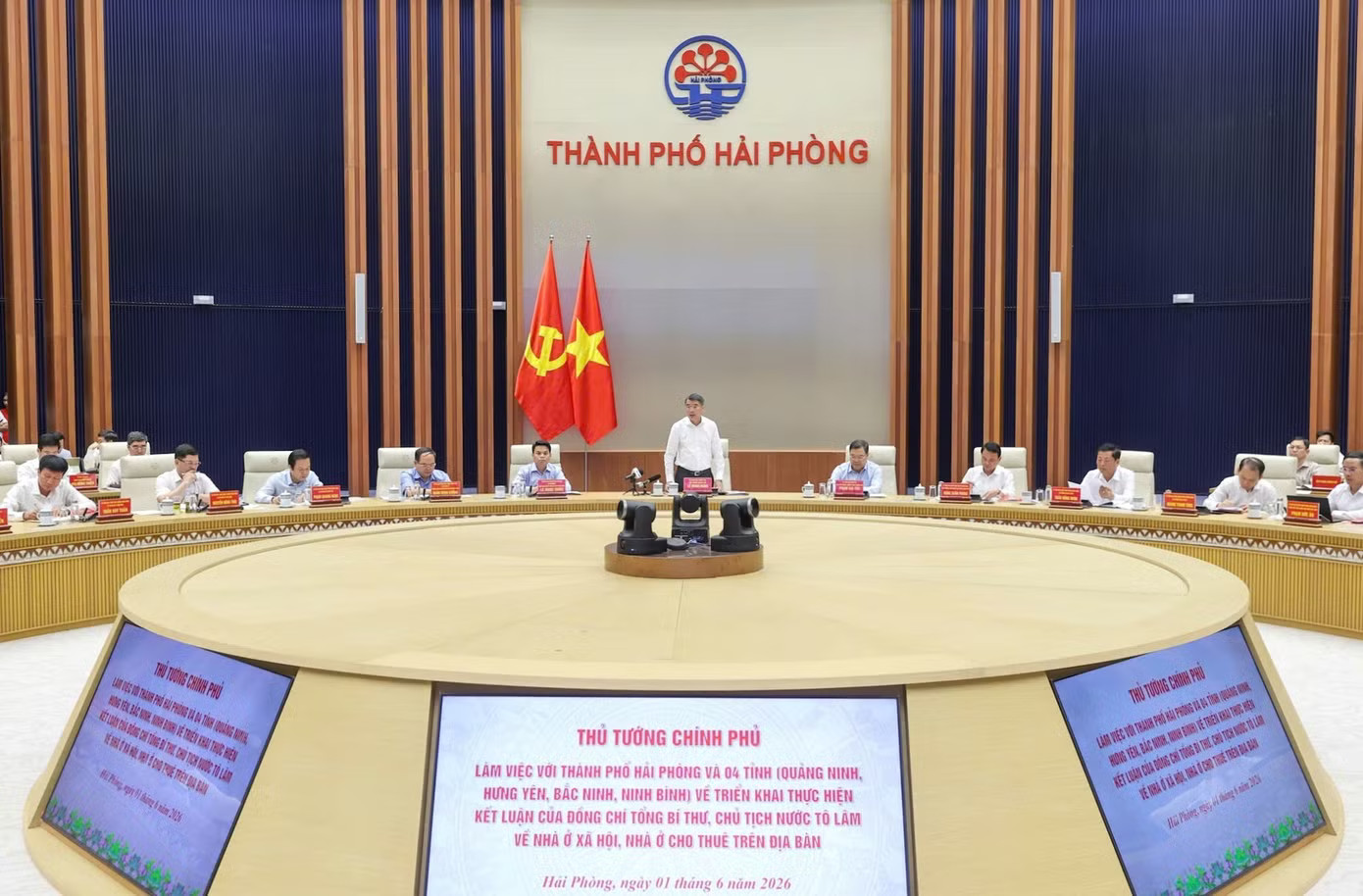 Thủ tướng Lê Minh Hưng chủ trì buổi làm việc với 5 địa phương về phát triển nhà ở cho thuê. Thủ tướng: Khơi thông dòng vốn tư nhân phát triển nhà ở cho thuê - Ảnh 1.
