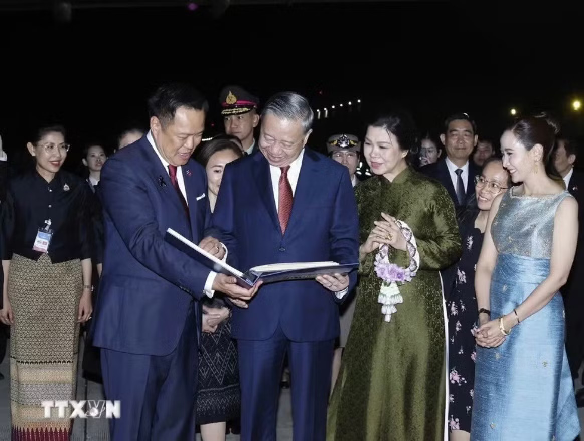 Thủ tướng Thái Lan và Phu nhân ra tận sân bay tiễn Tổng Bí thư, Chủ tịch nước Tô Lâm và Phu nhân. Ảnh: TTXVN. Nhiều biệt lệ trong chuyến công du ASEAN của Tổng Bí thư, Chủ tịch nước Tô Lâm - Ảnh 1.