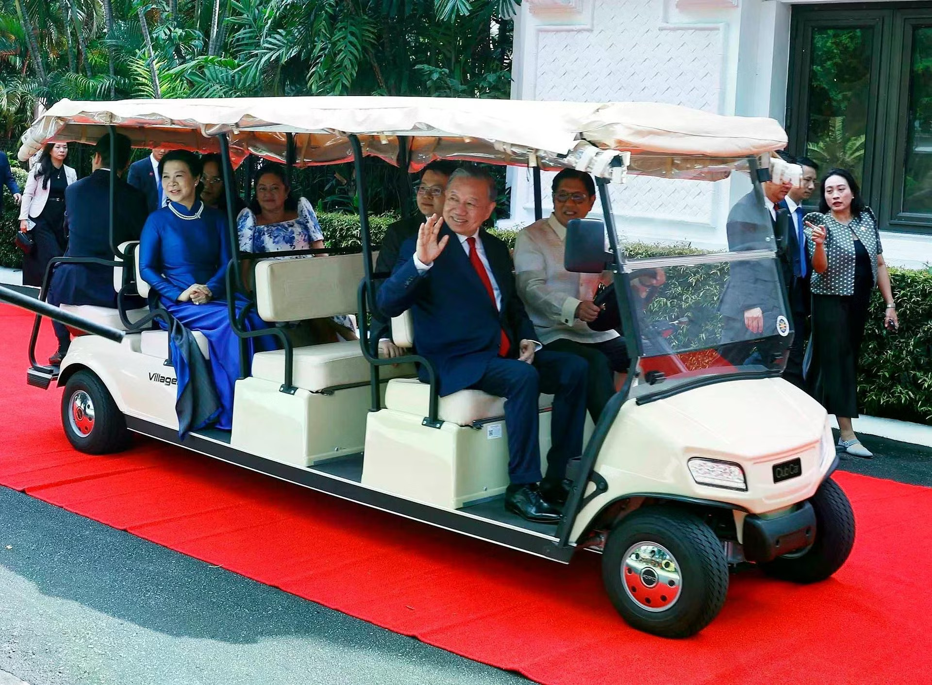 Tổng thống Philippines đích thân lái xe điện chở Tổng Bí thư, Chủ tịch nước Tô Lâm và Phu nhân sau lễ đón. Ảnh: TTXVN. Nhiều biệt lệ trong chuyến công du ASEAN của Tổng Bí thư, Chủ tịch nước Tô Lâm - Ảnh 5.