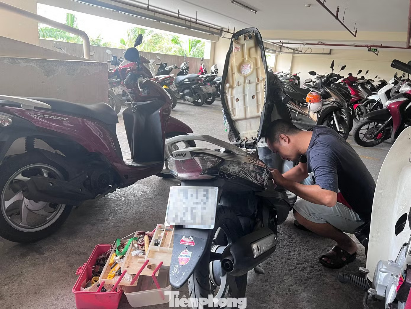 Người dân tự kiểm tra xe máy, bảo dưỡng xe trước khi sử dụng xăng E10. 'Mách nước' tối ưu cho chủ xe dùng xăng E10 - Ảnh 2.