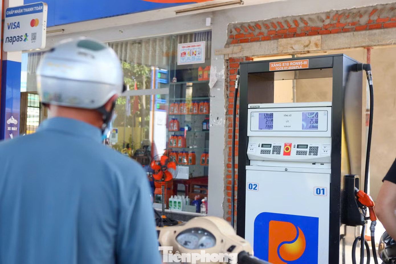 Ngoài lợi thế về giá bán, hiện ở mức hơn 23.600 đồng/lít, xăng E10 còn giúp giảm phát thải khí nhà kính, thân thiện hơn với môi trường... Lý do Quảng Ngãi bán xăng E10 trước cả nước - Ảnh 3.