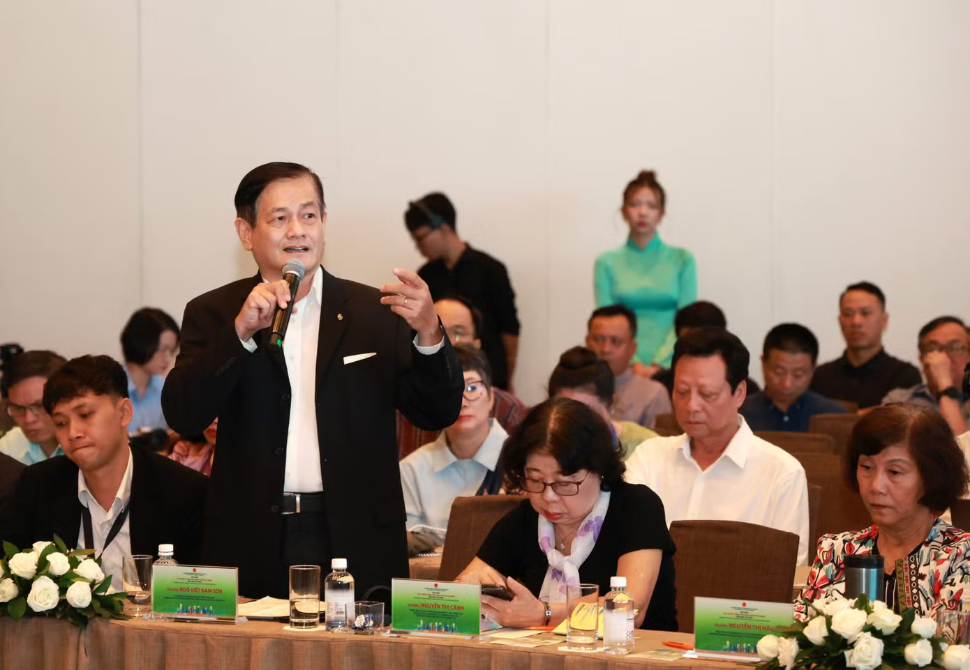 KTS Ngô Viết Nam Sơn nêu ý kiến tại hội thảo. Ảnh: Ngô Tùng Quy hoạch TPHCM tầm nhìn 100 năm: 'Không phải thiết kế sẵn một đô thị hoàn chỉnh' - Ảnh 1.