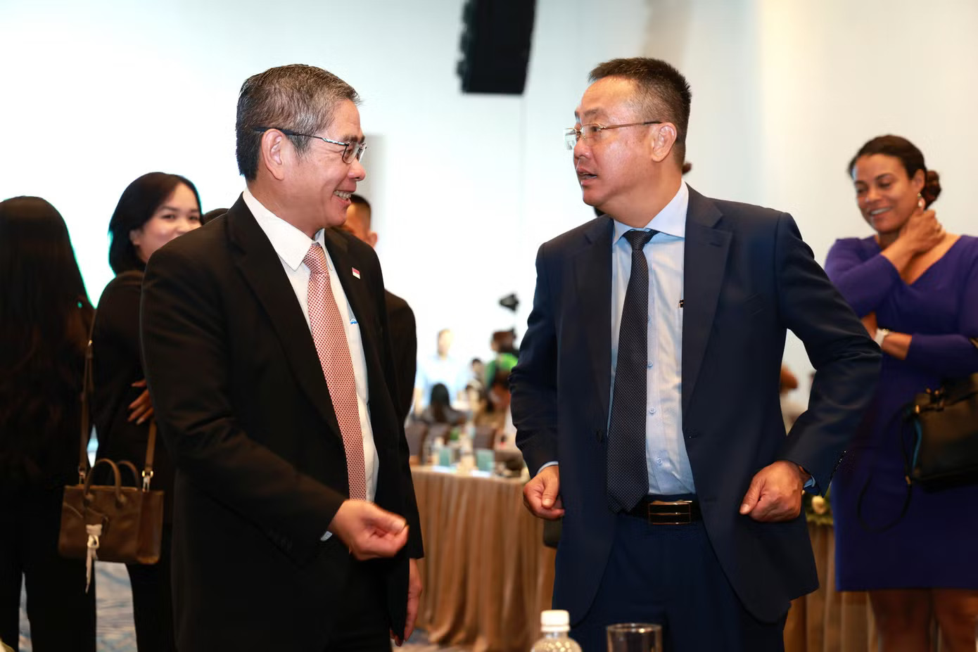 Các nhà lãnh đạo, chuyên gia trong nước và quốc tế trao đổi tại hội thảo. Quy hoạch TPHCM tầm nhìn 100 năm: 'Không phải thiết kế sẵn một đô thị hoàn chỉnh' - Ảnh 3.