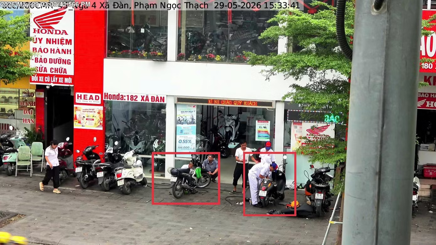 Trước 182 Xã Đàn, phường Văn Miếu-Quốc Tử Giám – Sử dụng trái phép vỉa hè để sửa chữa phương tiện. Công an Hà Nội thí điểm dùng UAV giám sát trật tự đô thị - Ảnh 2.