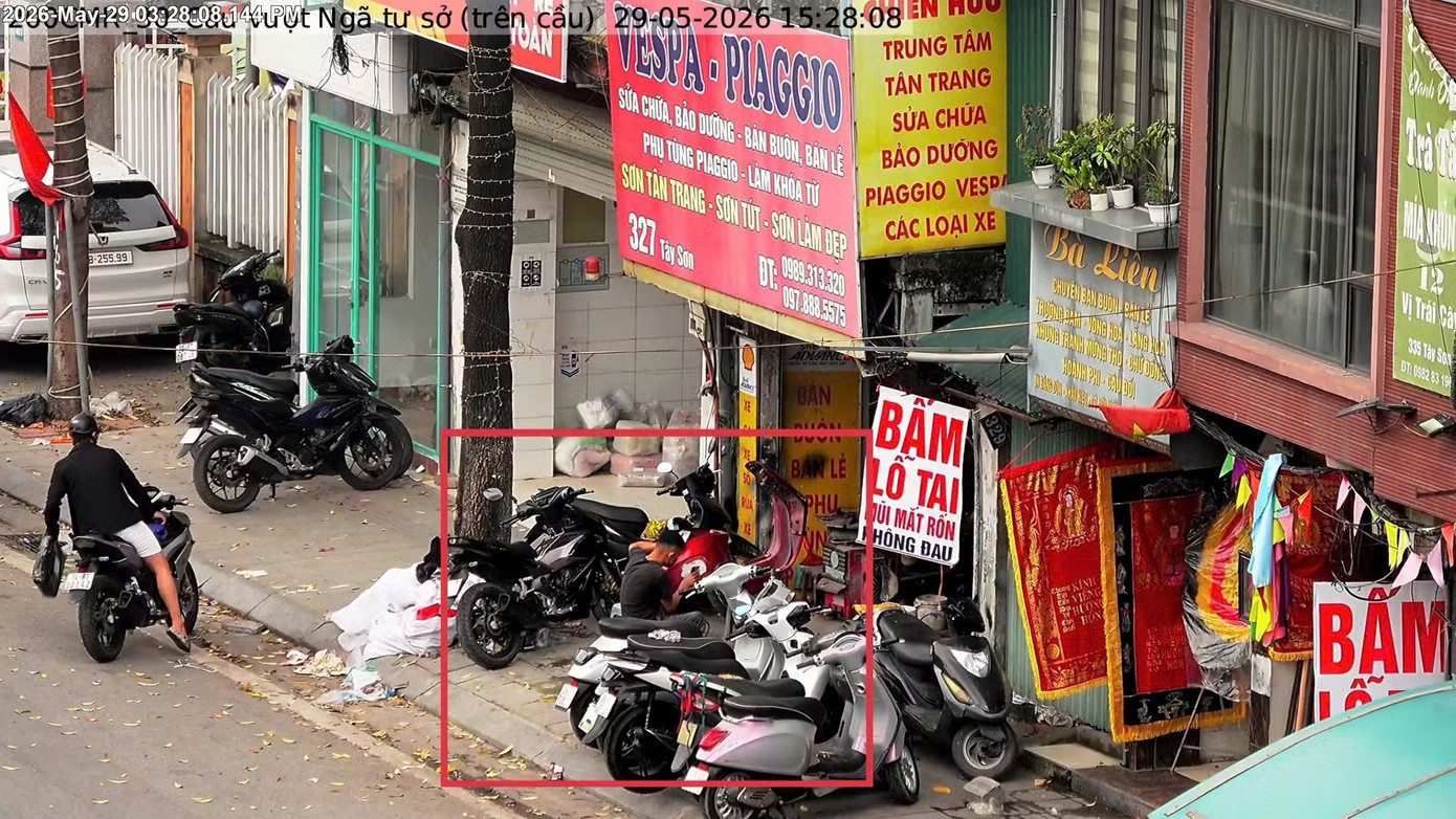 Trước số 327 Tây Sơn, phường Kim Liên – Sử dụng trái phép vỉa hè để sửa chữa phương tiện. Công an Hà Nội thí điểm dùng UAV giám sát trật tự đô thị - Ảnh 1.