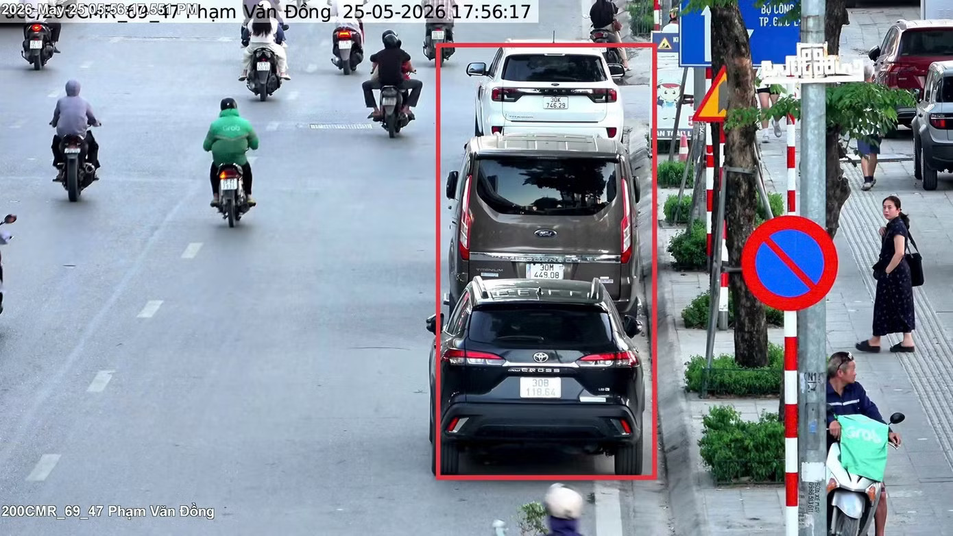Trước số 49 Phạm Văn Đồng, phường Phú Diễn – Đỗ xe ô tô tại nơi có biển “Cấm đỗ xe”. Công an Hà Nội thí điểm dùng UAV giám sát trật tự đô thị - Ảnh 3.