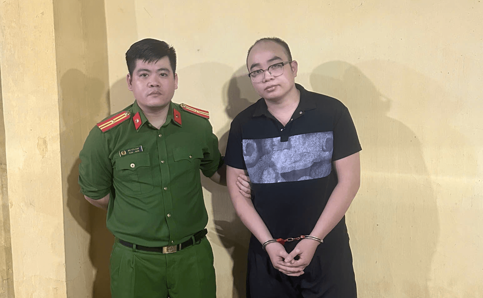 Khám xét một công ty truyền thông, tịch thu hơn 7 tỷ đồng, 29 máy tính và 41 điện thoại: Bắt Giám đốc SN 1995 và 17 nhân viên - Ảnh 1.