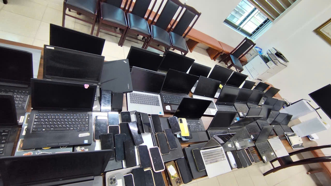 Khám xét một công ty truyền thông, tịch thu hơn 7 tỷ đồng, 29 máy tính và 41 điện thoại: Bắt Giám đốc SN 1995 và 17 nhân viên - Ảnh 2.
