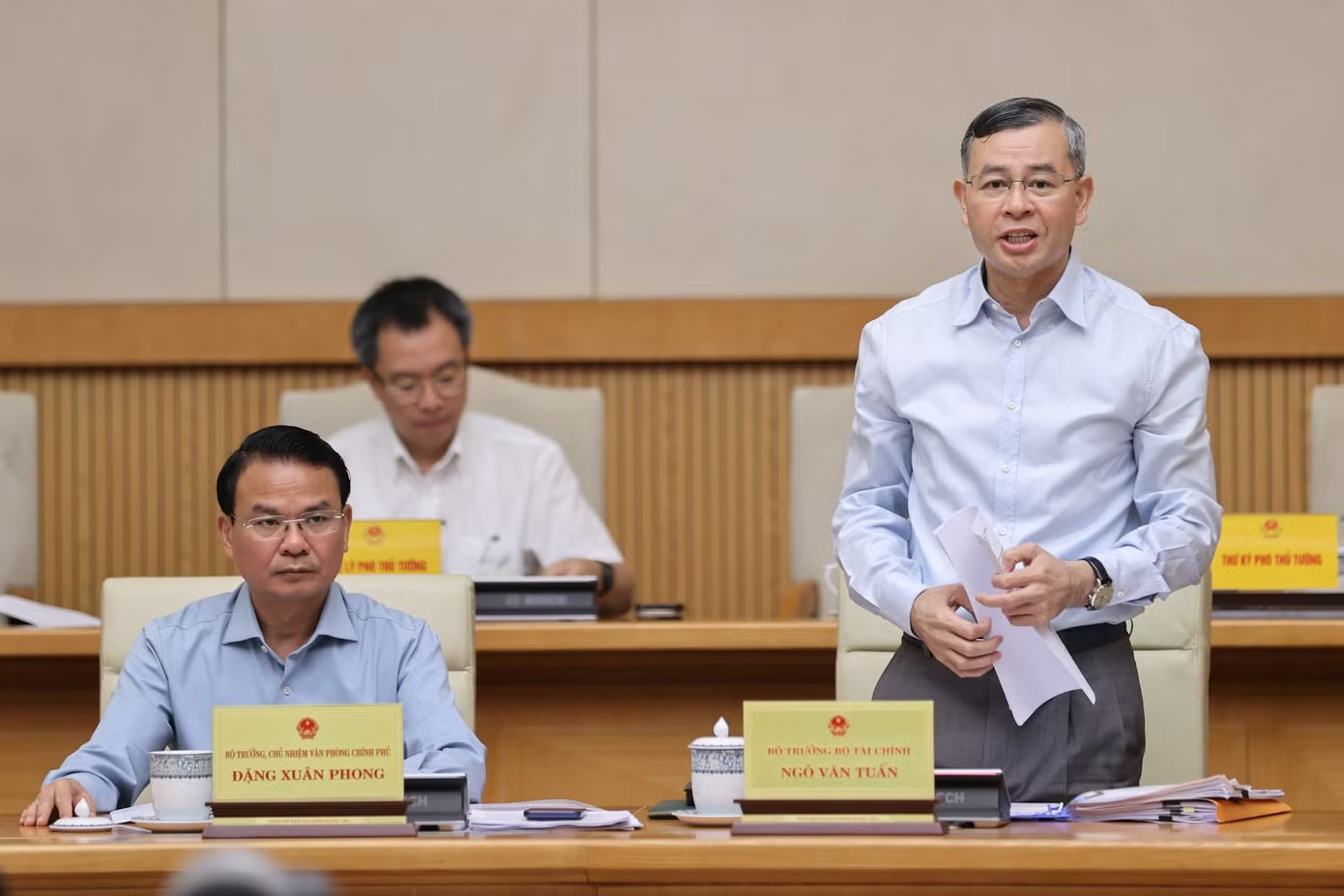 Bộ trưởng Bộ Tài chính Ngô Văn Tuấn báo cáo tại phiên họp. Ảnh: VGP. Bộ Tài chính đề nghị tính toán kỹ lưỡng việc điều chỉnh giá điện, giáo dục, y tế - Ảnh 1.