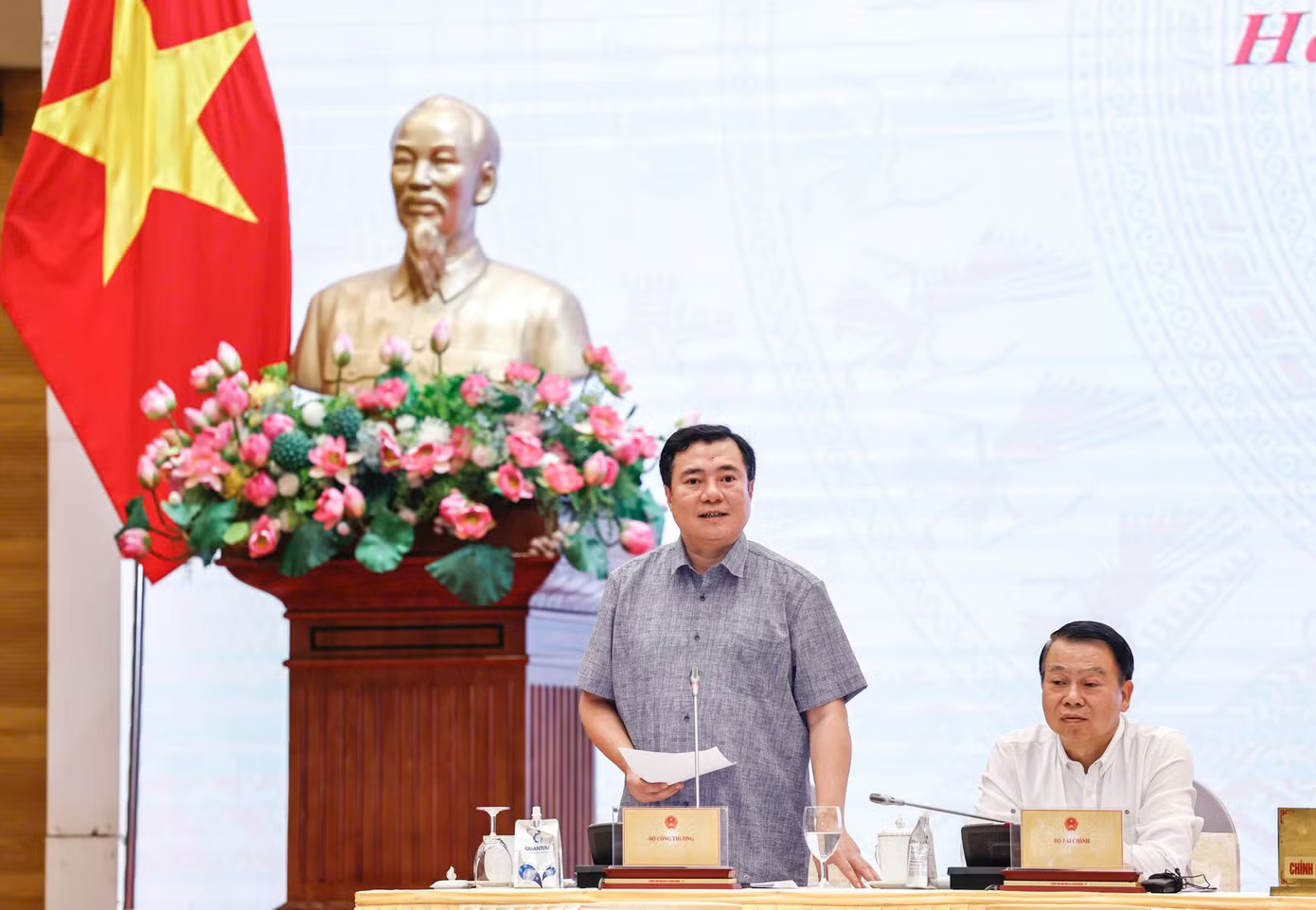 Thứ trưởng Bộ Công Thương Nguyễn Sinh Nhật Tân. Ảnh: Như Ý Chuyển đổi xăng E10 phải hướng tới 'tạo điều kiện tốt nhất cho người dân' - Ảnh 1.