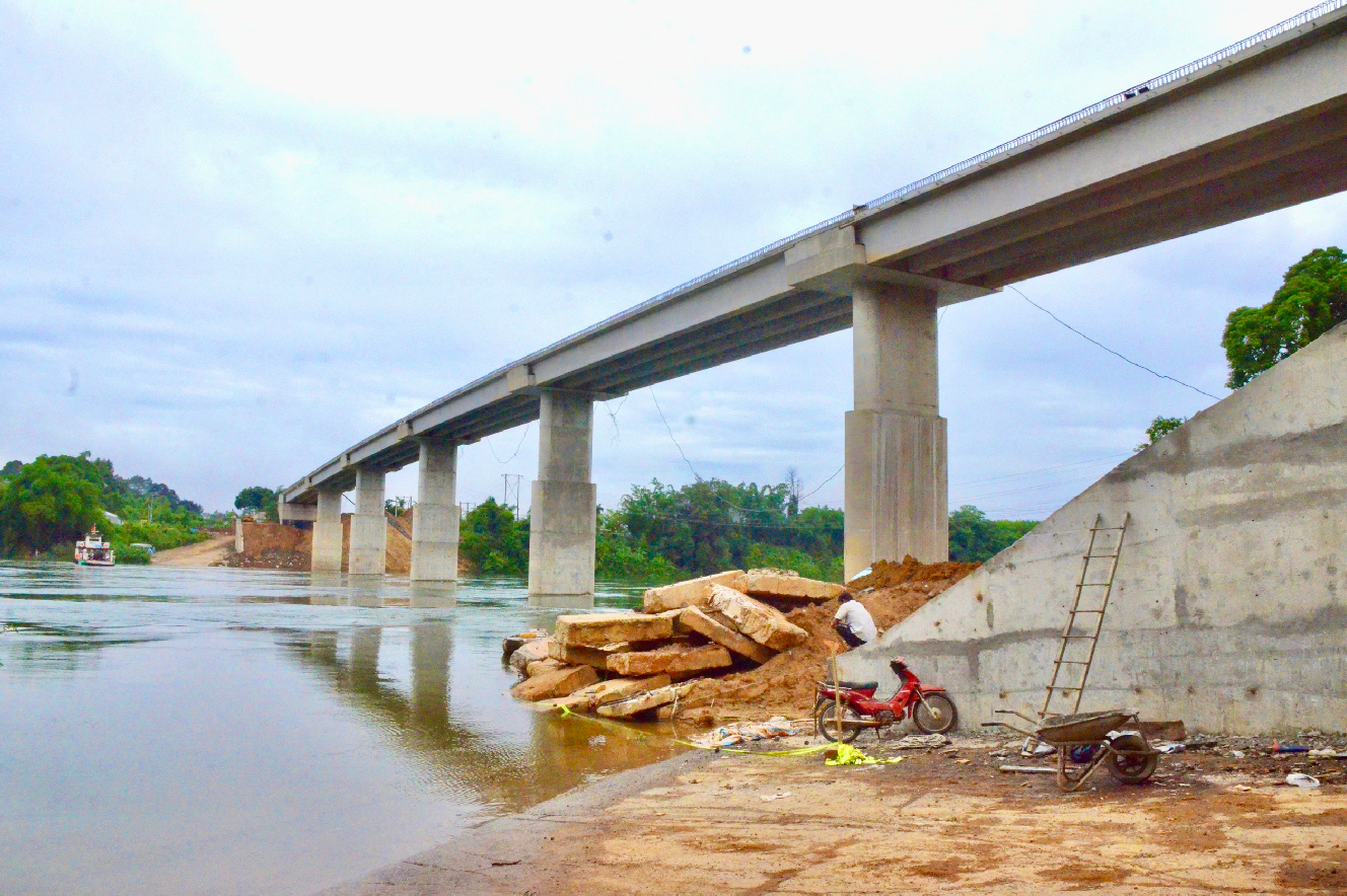 Chỉ vài tuần nữa, chính thức thông xe cầu phục vụ thuỷ điện lớn nhất miền Nam, xoá bỏ bến phà đã hoạt động nhiều năm- Ảnh 1.