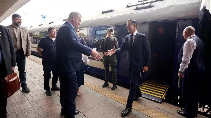 Tổng thư ký NATO Mark Rutte được chào đón ở Kiev. (Ảnh: Pravda) Tổng thư ký NATO bất ngờ đến Kiev - Ảnh 1.