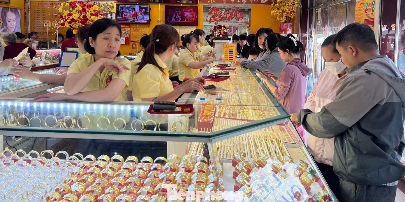 Lý do nhiều người dồn tiền mua vàng trang sức - Ảnh 1.