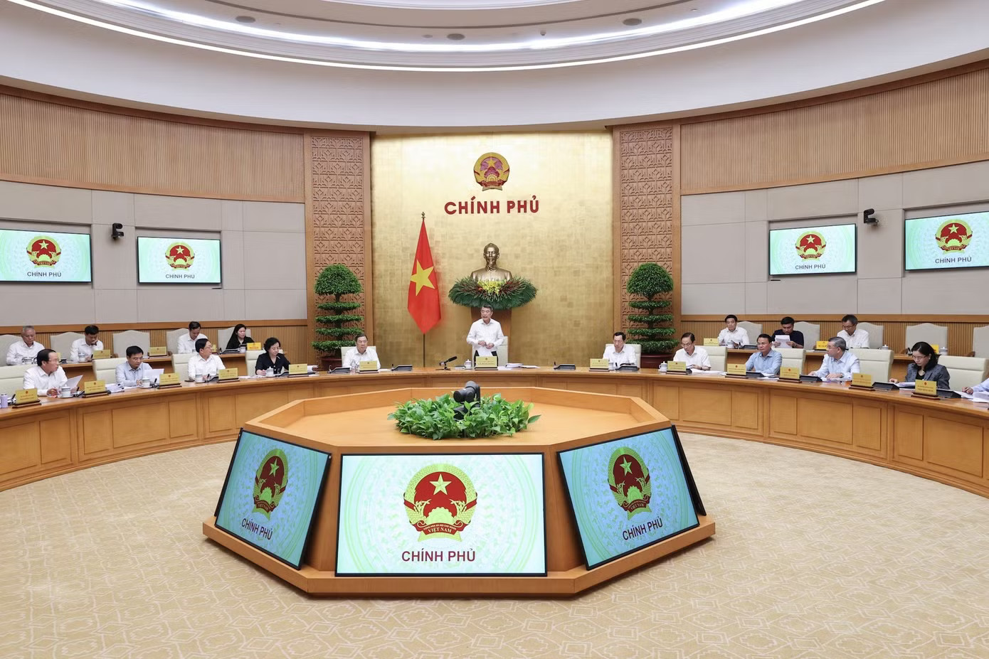 Thủ tướng Chính phủ Lê Minh Hưng chủ trì phiên họp. Ảnh: VGP Thủ tướng: Yêu cầu đặt ra đặc biệt cao trong thời gian tới - Ảnh 2.