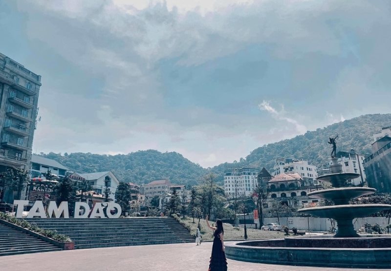 Khu vực quảng trường Tam Đảo có diện tích khá lớn liền kề với những quán cà phê, khách sạn sang trọng. Ảnh- Nguyễn Phương Anh