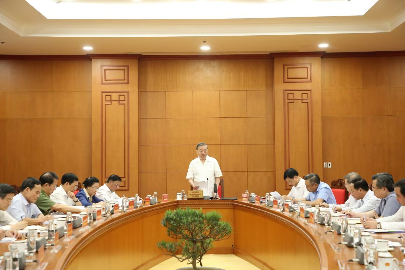 Quang cảnh cuộc làm việc. Ảnh: Cổng thông tin Đảng Cộng sản. Tổng Bí thư, Chủ tịch nước: Không để xã hội giàu lên về vật chất nhưng nghèo đi về văn hóa, đạo đức, giá trị nhân văn - Ảnh 2.