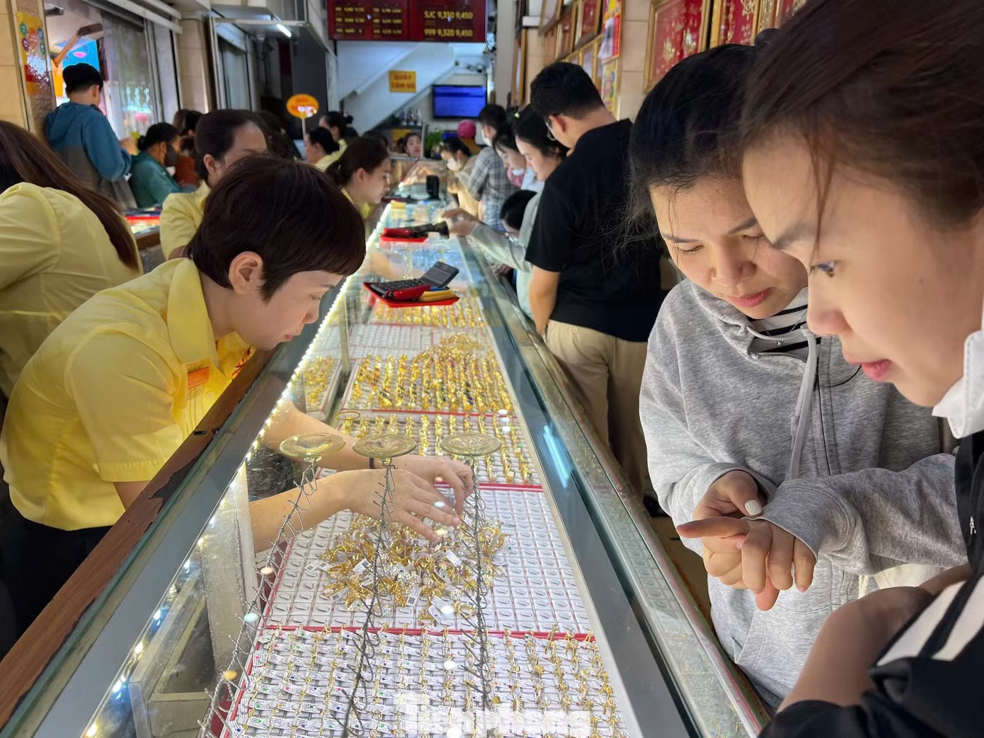 Lý do nhiều người dồn tiền mua vàng trang sức - Ảnh 4.