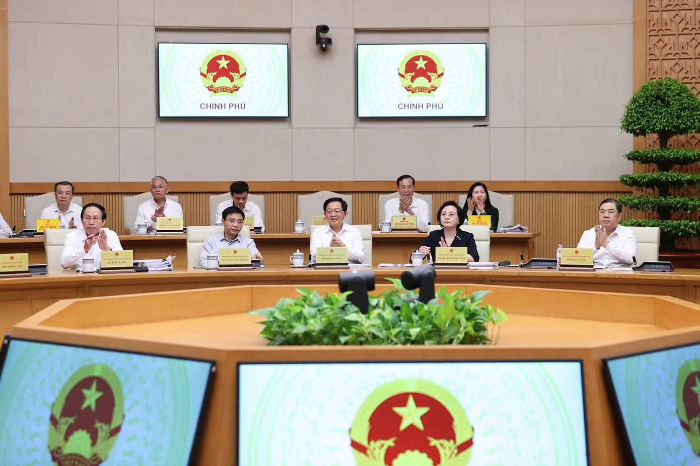 Các thành viên Chính phủ tại phiên họp. Ảnh: VGP Thủ tướng: Tiếp tục tinh gọn bộ máy bên trong, tránh chồng chéo chức năng, nhiệm vụ - Ảnh 2.