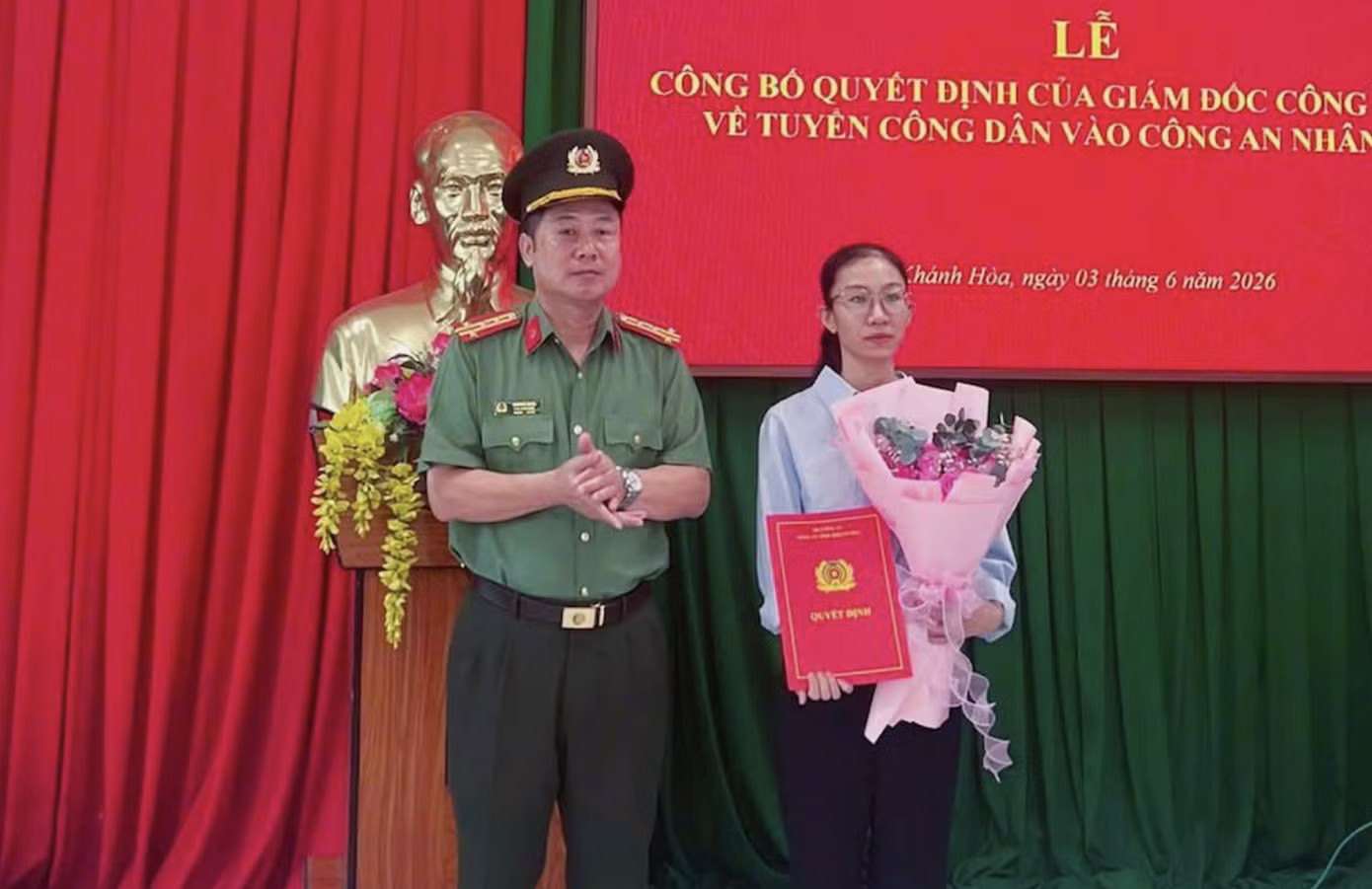 Lãnh đạo Công an tỉnh Khánh Hòa trao quyết định cho chị Lê Thị Thùy Hân. Tuyển vợ thiếu tá Nguyễn Xuân Hải vào ngành Công an - Ảnh 1.