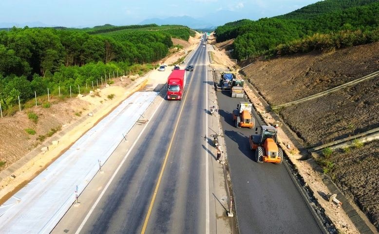 Bộ Xây dựng siết tiến độ dự án 6.500 tỷ mở rộng cao tốc quan trọng bậc nhất miền Trung: Nhiều nhà thầu bị 'réo tên'- Ảnh 2.
